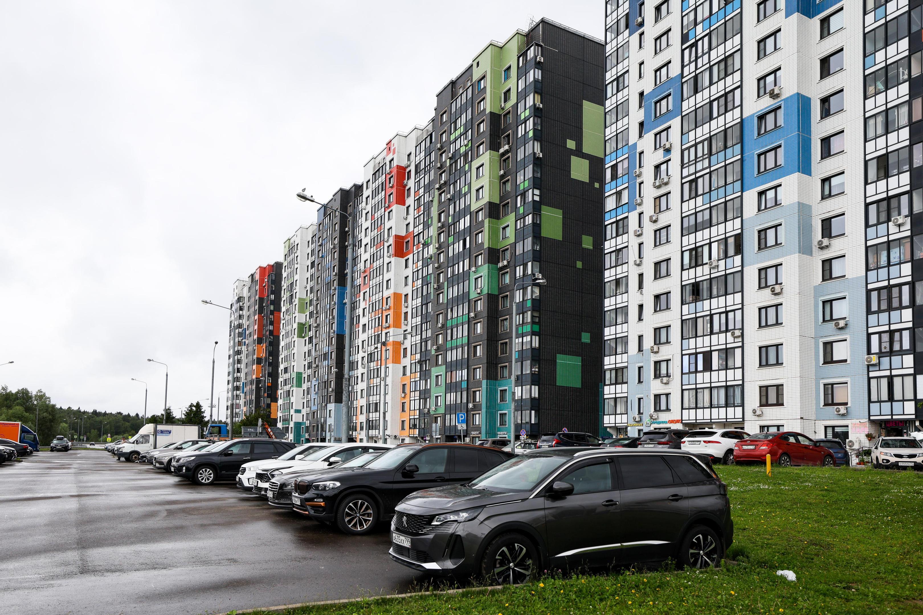 «Лучше бы перестать обкладывать нас данью». В Москве ввели обязательную плату за шлагбаумы во двора…