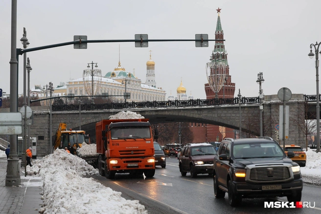 Пока в центре пробки, там убирают снег | Источник: Артем Устюжанин / MSK1.RU