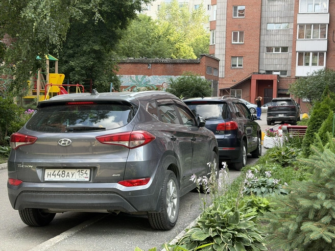 В целом пройти по тротуару можно, но если сильно постараться | Источник: читательница НГС