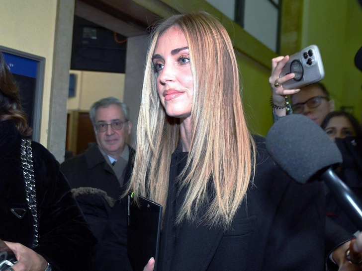 Кьяра Ферраньи покидает зал суда в Милане, 25 ноября 2025 года. 