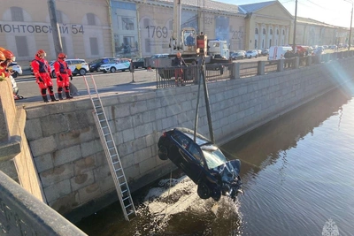 Автомобиль упал в Обводный канал, есть пострадавшие