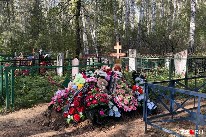 Могила погибшей школьницы. Родные несли цветы и мягкие игрушки | Источник: Дарья Макеева / 72.RU