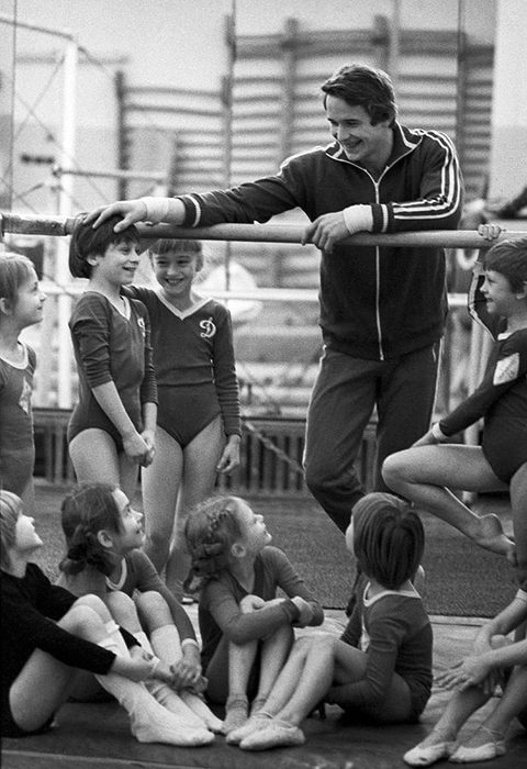 Только посмотрите, с каким восторгом юные гимнастки смотрят на своего наставника | Источник: Игорь Уткин / ТАСС