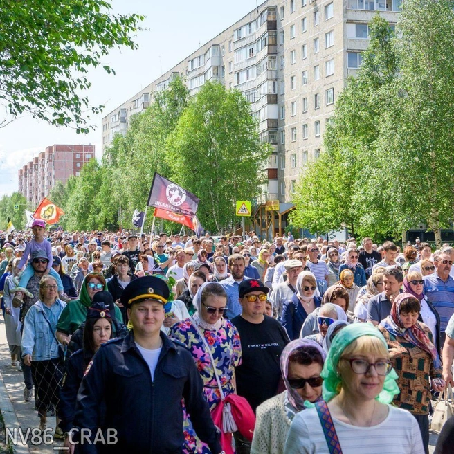 Посмотрите, каким ярким и многоликим получилось шествие в Нижневартовске | Источник: Типичный краб Нижневартовск / Т.me