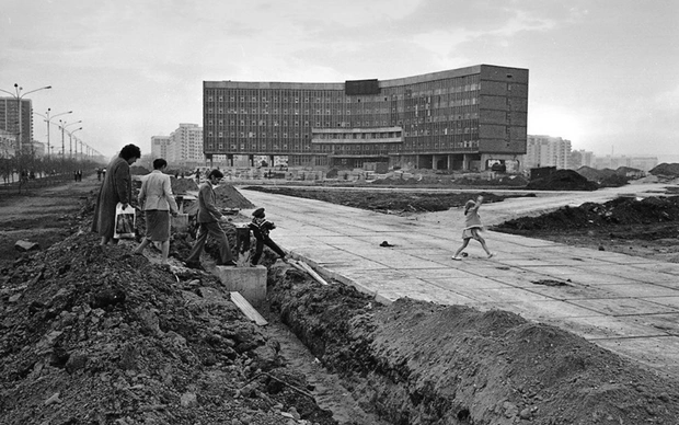 Мэрия с середины 80-х мало изменилась, в отличие от территории вокруг — теперь здесь полноценный сквер | Источник: pastvu.com / Александр Бобкин
