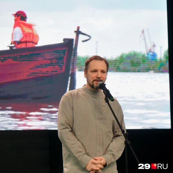 Руководитель проекта «Ровдина гора» Николай Выморков вместе с другими энтузиастами с нуля построил холмогорский карбас. Он вручил статуэтку турбазе года | Источник: Иван Митюшёв / 29.RU