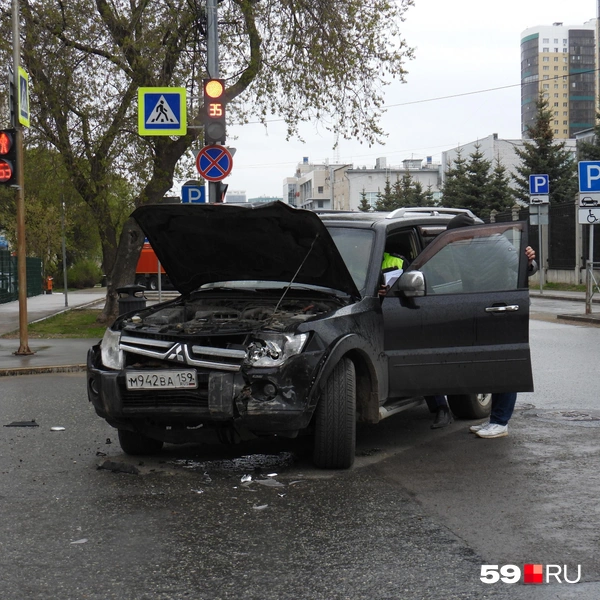 Повреждения Mitsubishi внешне выглядят скромнее | Источник: Кирилл Хафизов / 59.RU