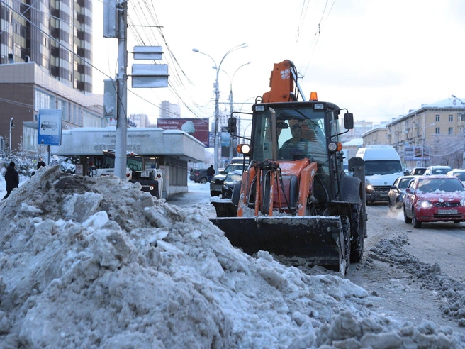 С пятницы ДЭУ-1 усилило работу: вся доступная техника задействована на магистралях и тротуарах | Источник: Андрей Бортко / NGS.RU