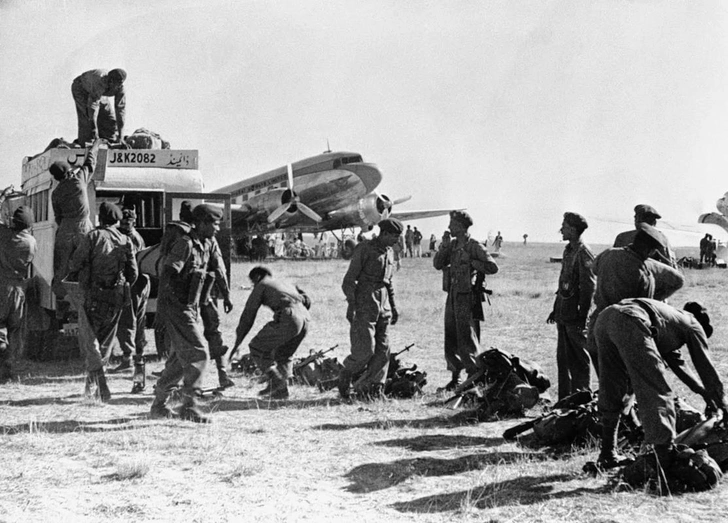 Индийские солдаты на аэродроме в Сринагаре, 1947 год | Источник: Wikimedia Commons