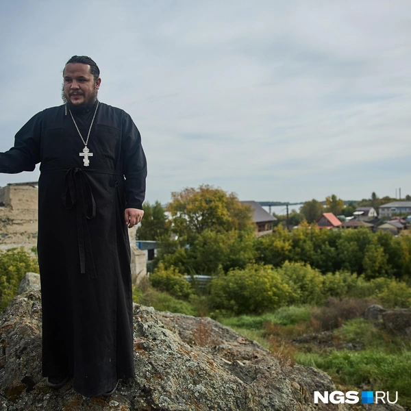 Иеромонах Стефан сам активно участвует в ремонте храма. Но о его необычной судьбе следует рассказать отдельно, в одной из следующих публикаций | Источник: Александр Ощепков / NGS.ru