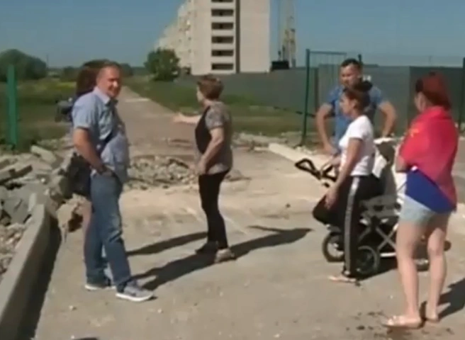В Дядькове местные жители спасли пешеходную зону от экскаваторов (видео) | ya62.ru