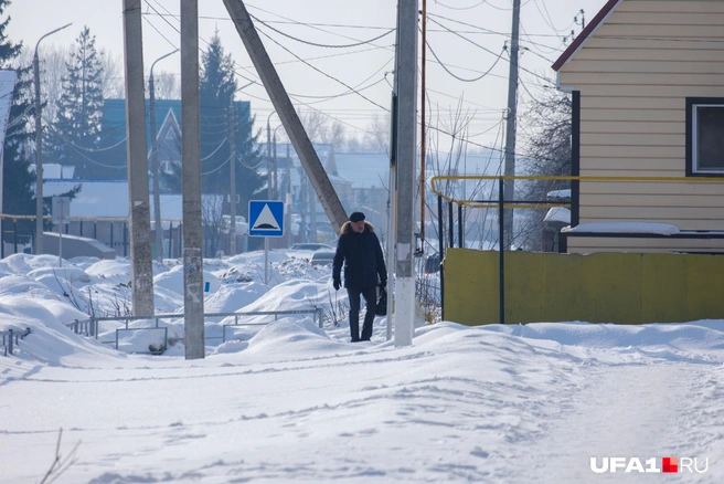 Вот мужчина бежит под крышу | Источник: Булат Салихов / UFA1.RU