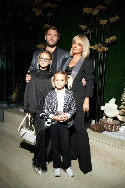 Из глупой блондинки в примерную жену и маму: Дарья Сагалова появилась на премьере «Букиных» с мужем и детьми