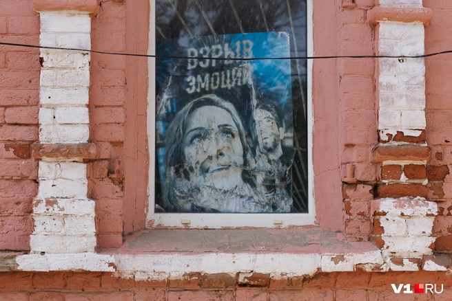 Чудом сохранившаяся реклама из 90-х | Источник: Алексей Волхонский / V1.RU