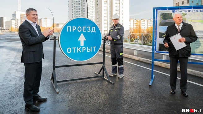 Губернатор Дмитрий Махонин (слева) вручил благодарность директору «Мотсоотряда № 123» Юрию Истягину (справа) | Источник: Василина Любимова / 59.RU