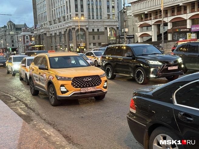 Таксопарки распродадут иномарки из-за нового закона о локализации | Источник: Андрей Кузнецов / MSK1.RU