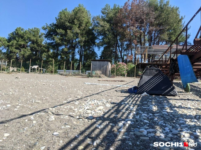 Место под палатку выбрали в тени разрушенного причала | Источник: читатели SOCHI.RU