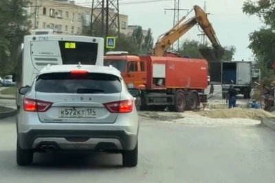В Волгограде перекрыли улицу из-за аварии