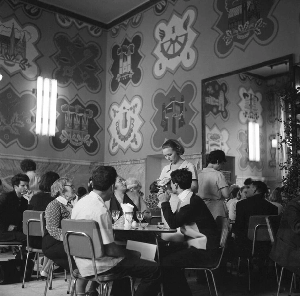 В одном из залов московского ресторана «Прага», 1969 | Источник: Рудольф Алфимов/РИА Новости