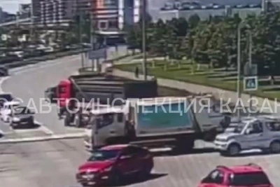 Опубликовано видео наезда КамАЗа на школьницу в Казани