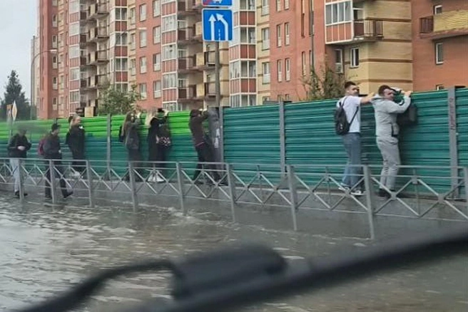 Москва под водой. Машины плывут, осадки и цены на такси бьют рекорды | Источник: Главный чат ЖК «Гусарская Баллада» / Telegram