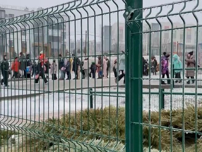 Власти Волгограда признали наличие очередей, объяснив их переполненностью школы. | Источник: читатели V1.RU