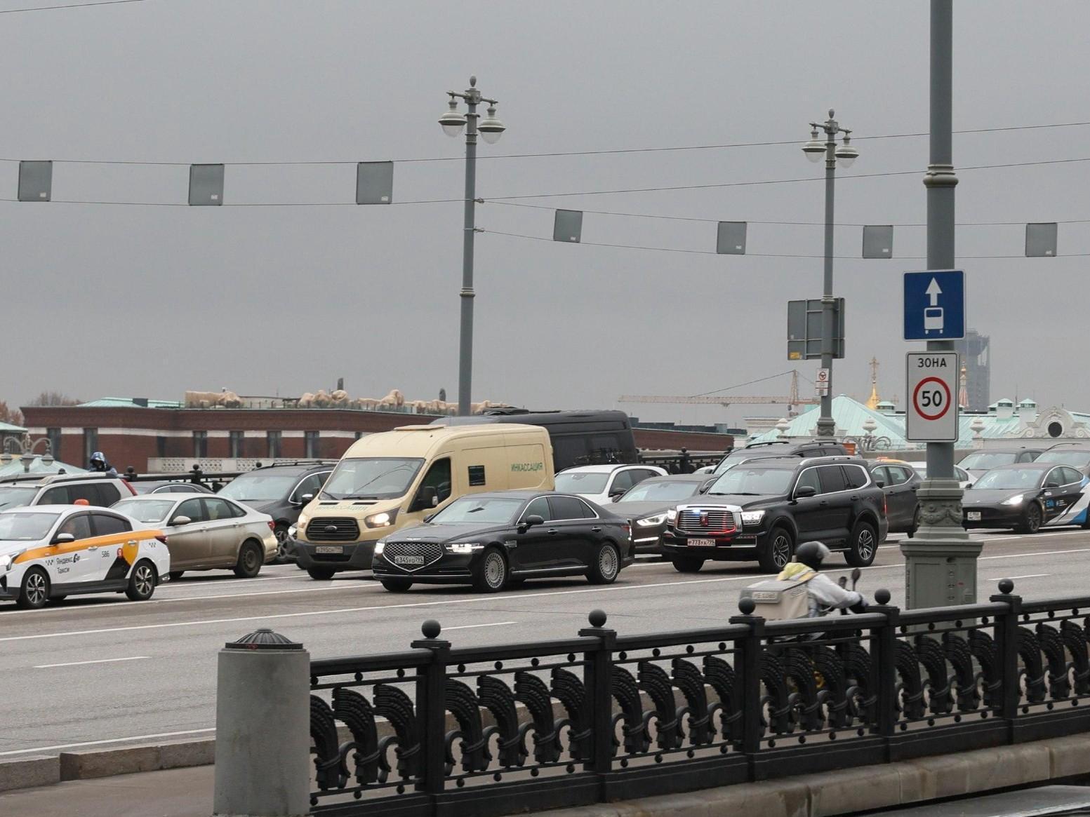 Движение в центре Москвы парализовано из-за перекрытий