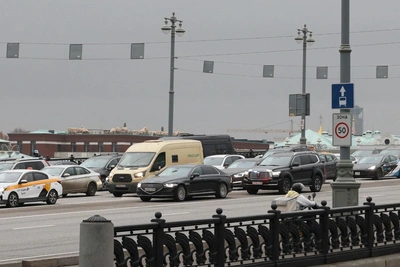 «Черное, а не красное»: пробки в центре Москвы из-за перекрытий