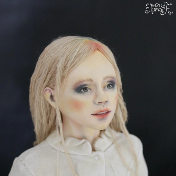 Образ выглядит очень живым, как будто кукла действительно попала под дождь | Источник: Авторские куклы Альбины Глумовой / Vk.com