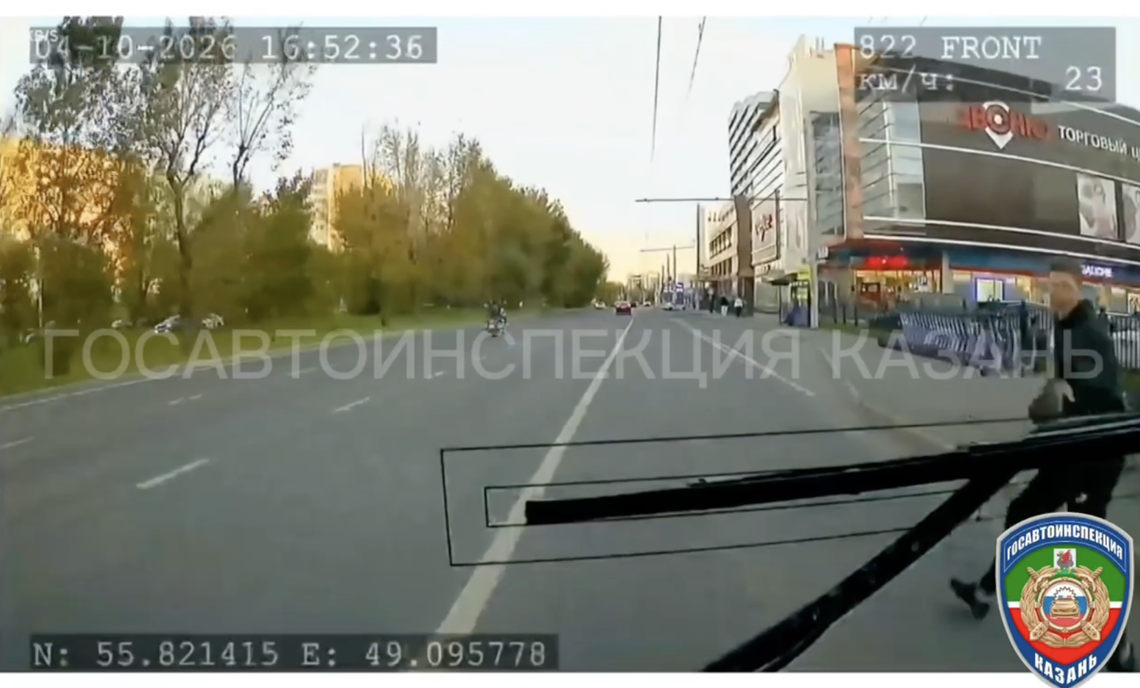Специально? Казанец бросился под автобус — из-за резкого торможения пострадали бабушка и 9-летняя д…