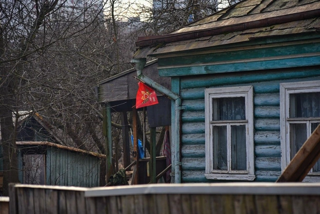 На юго-западе Москвы начали разбирать единственный сохранившийся деревянный дом: фото | Источник: «Очаково-Матвеевское» / T.me