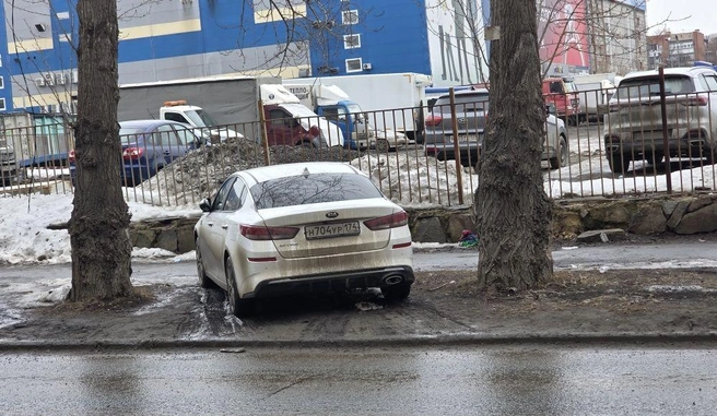 «Через забор стоянка, но лучше поставить на газоны»,&nbsp;— иронизирует автор. Это проспект Победы 378/1 | Источник: читатель 74.RU