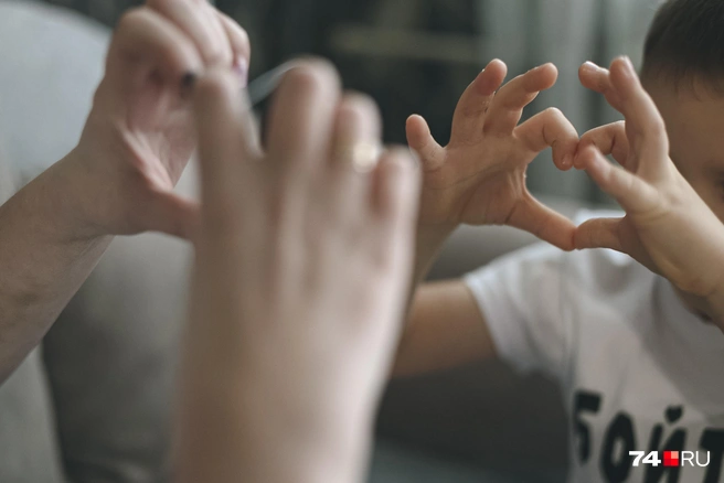 Маленькое сердечко уже прочно привязано к новым маме и папе | Источник: Наталья Лапцевич