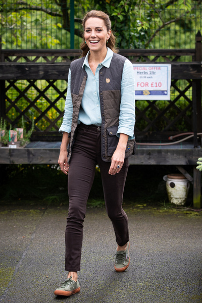 Широкая улыбка и узкие джинсы: бодрая Кейт Миддлтон впервые появилась на публике после карантина