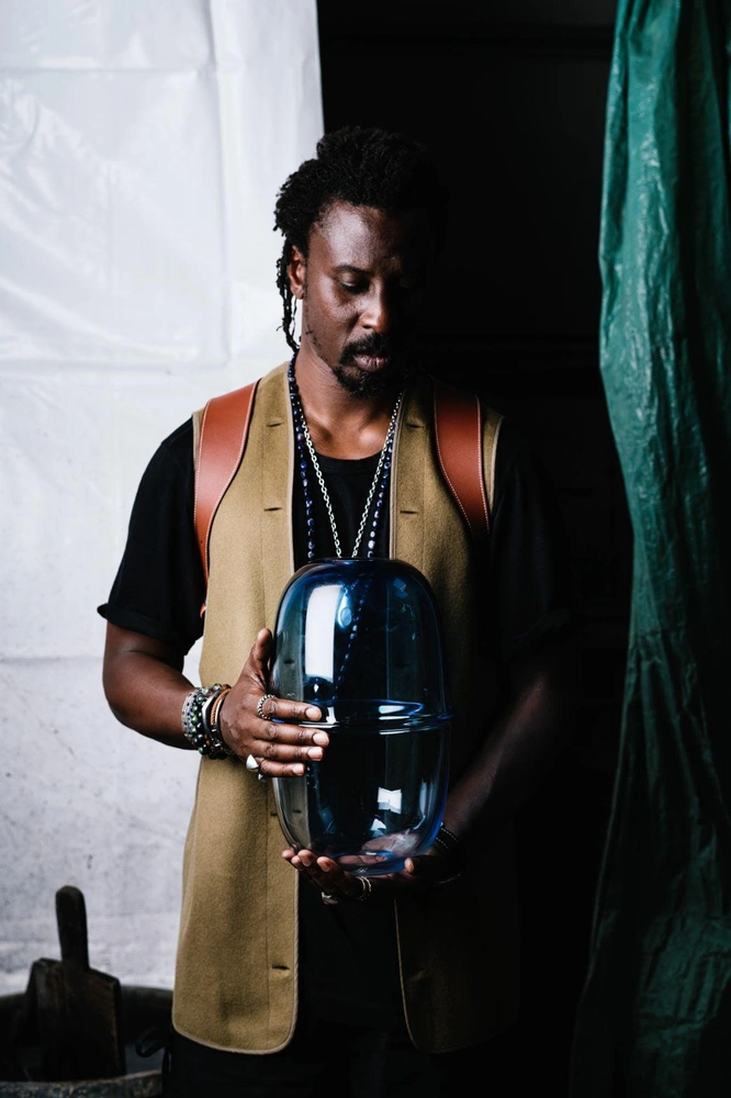 Дизайнер Ини Арчибонг с плафоном светильника Moirai из муранского стекла. | Источник: www.se-collections.com