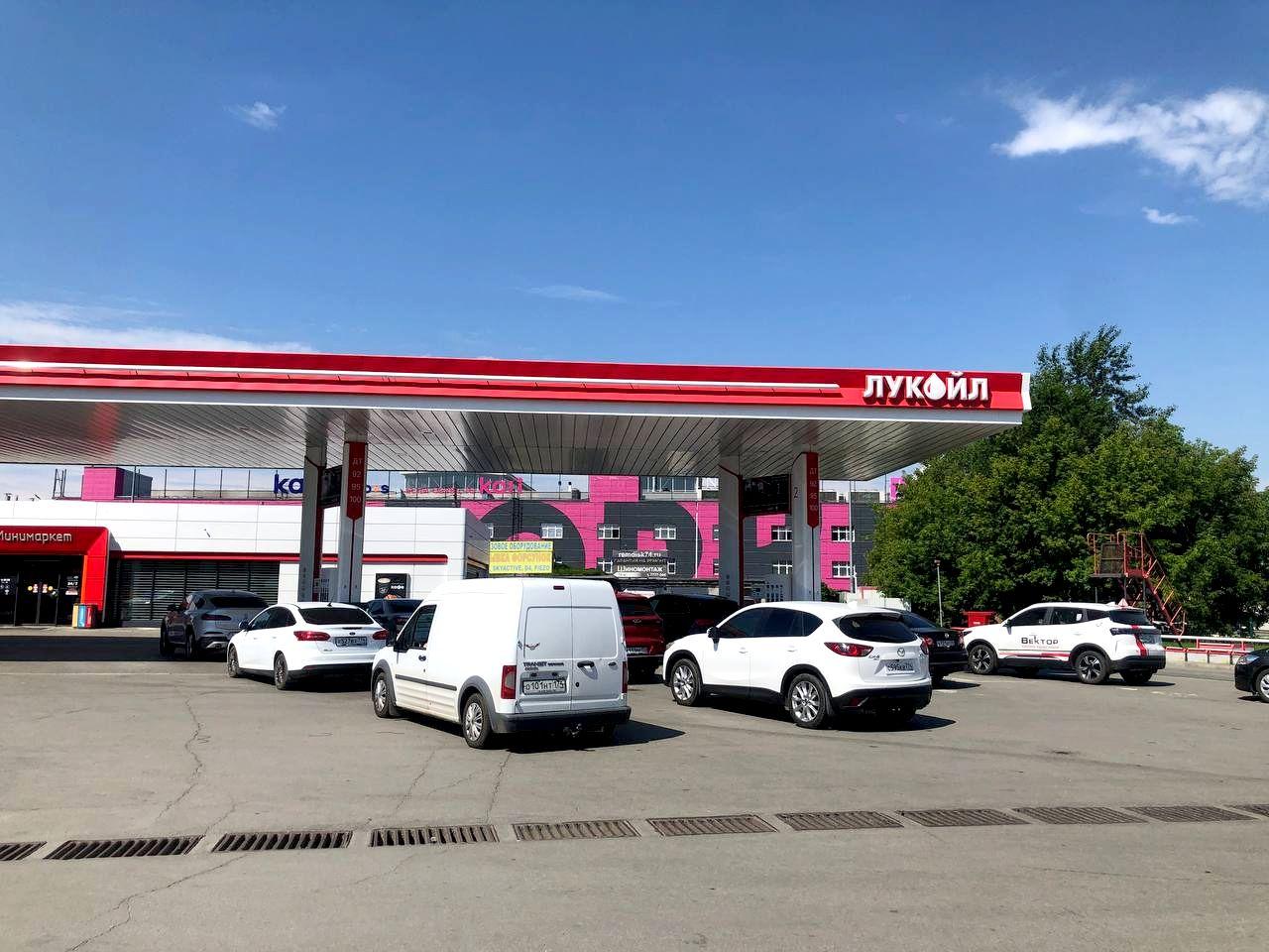 Полный бак или полный швах. В России резко подорожал бензин — а вы стали меньше заправляться?