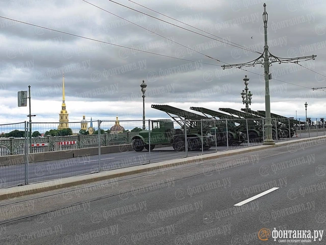 Военная техника выстроилась на Троицком мосту. Рассказываем почему | Источник: читатель «Фонтанки»