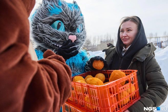 Для гостей приготовили различные конкурсы и угощения | Источник: Александр Ощепков / NGS.RU