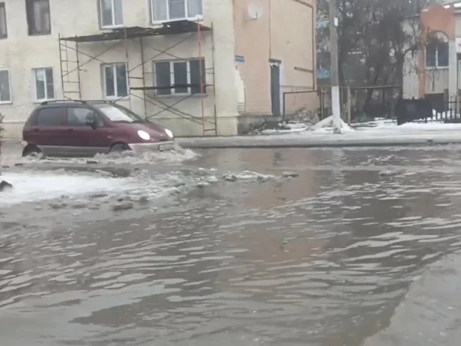 Автомобиль Daewoo Matiz стоит в воде по ступицы колес. | Источник: читатели V1.RU