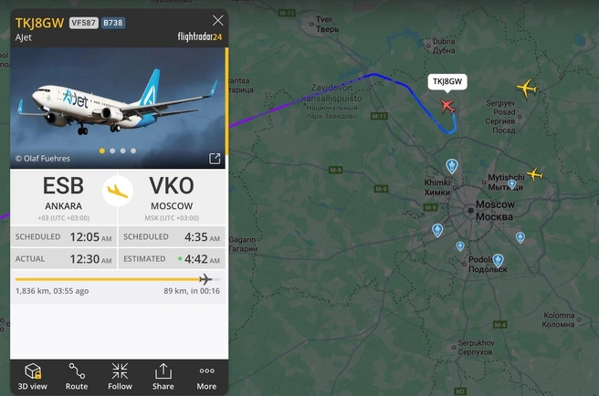 В небе над столицей фиксируются всего три борта | Источник: flightradar24.com