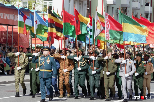 Военные несли флаги своих стран  | Источник: Павел Красоткин / 72.RU