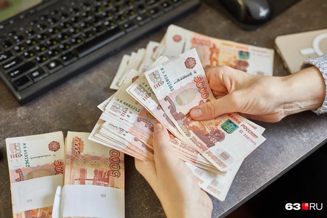 Вряд ли кто-то откажется получать деньги такими пачками, но некоторым пермякам подобные суммы только снятся | Источник: Роман Данилкин / 63.RU
