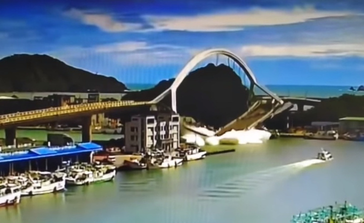 Мост согнулся и рухнул в воду прямо на рыбацкие суда (видео)