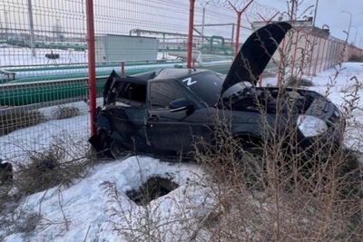 Lada Priora Crashes, Veers Off Road in Volgograd