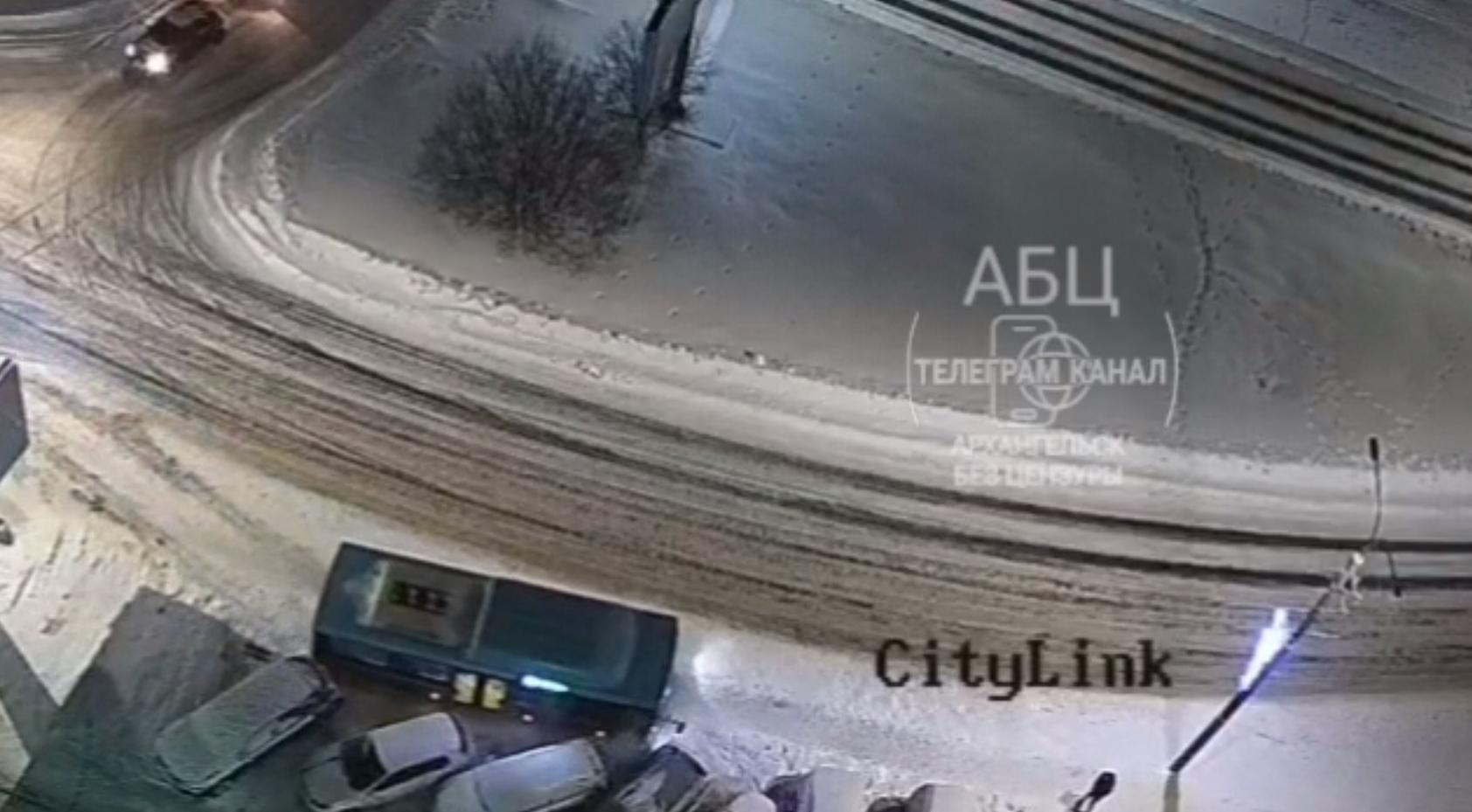 Автобус в Архангельске протаранил шесть припаркованных автомобилей: ДТП прокомментировали в «Рико»