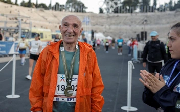 88-летний грек пробежал свой двенадцатый марафон. Тягу к спорту он почувствовал после 70