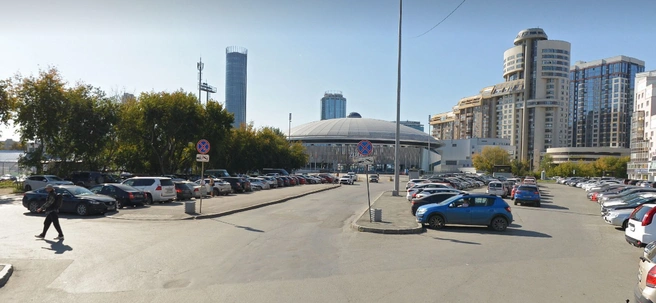 Речь идет об этой парковке у Дворца спорта | Источник: Яндекс.Карты