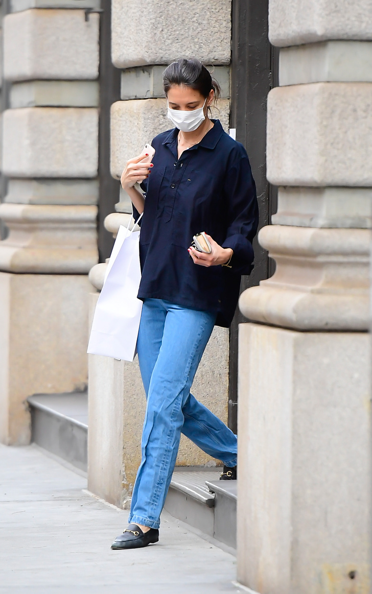 Кэти Холмс показывает, с чем носить голубые джинсы самого актуального фасона