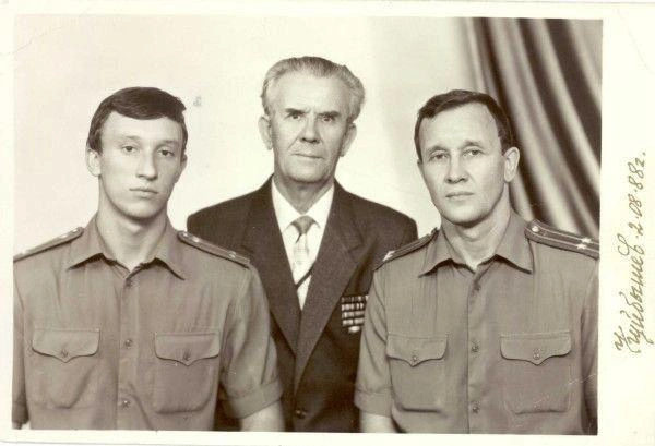 Семейное фото&nbsp;— Александр Фетисов с отцом и братом | Источник: Александр Фетисов / T.me 