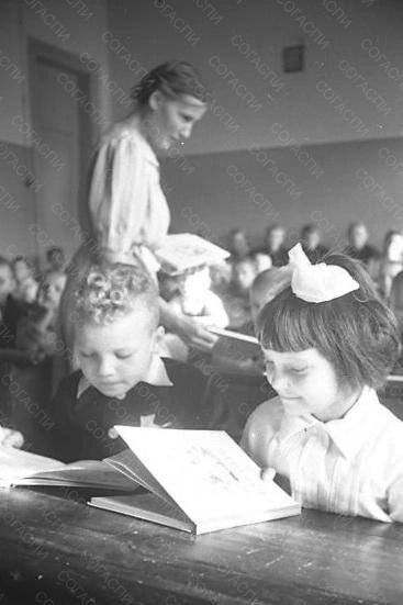 Первоклассники знакомятся с букварем, 1 сентября 1947 года | Источник: из фотофондов Центрального госархива Самарской области и Самарского областного госархива социально-политической истории
